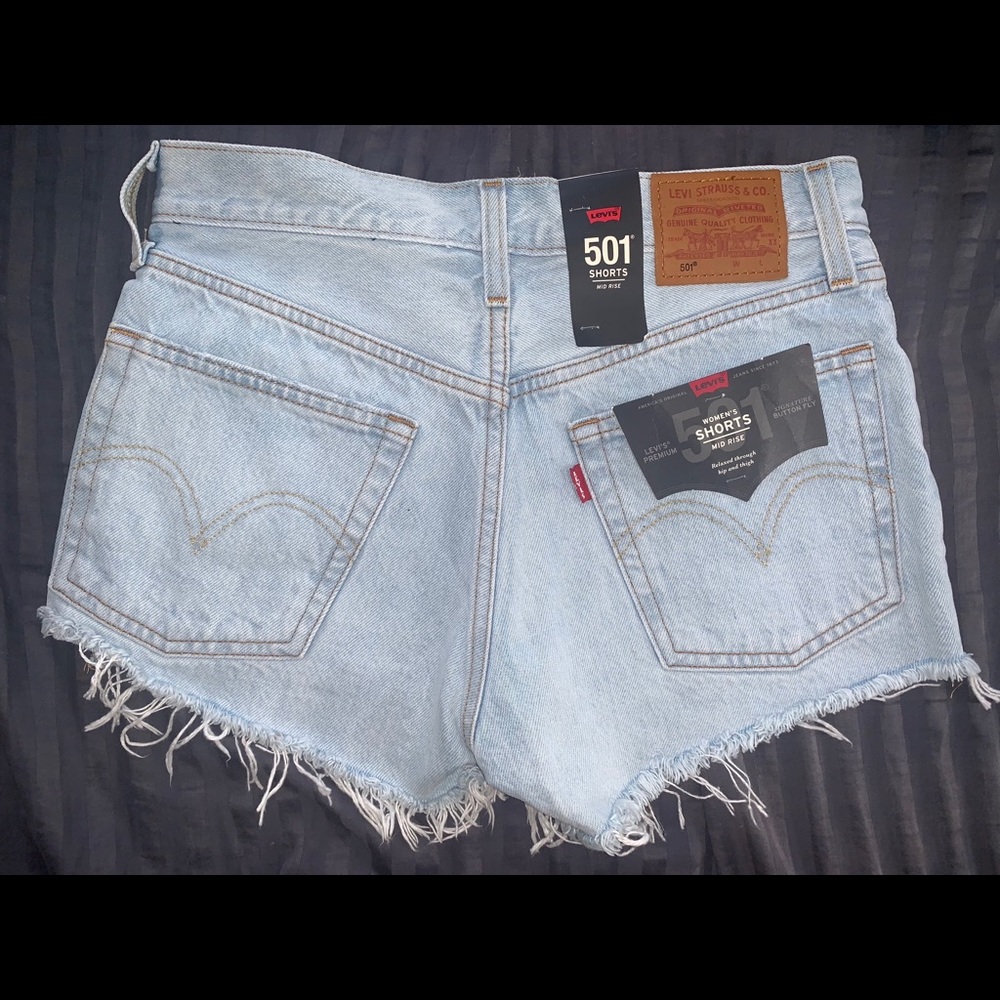 Levi’s mid rise shorts